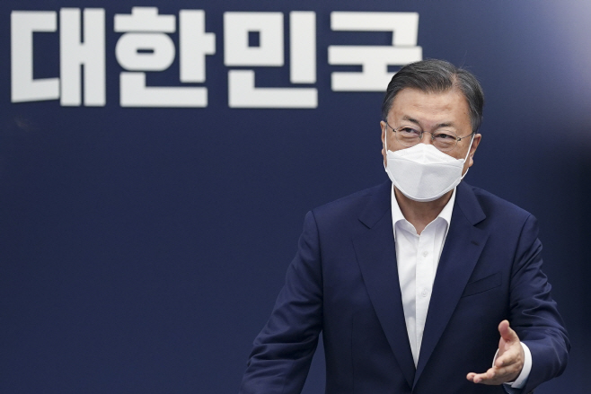 회의장 들어서는 문대통령