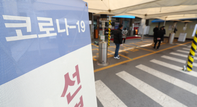 코로나19 신규확진 40만명 돌파<YONHAP NO-3896>