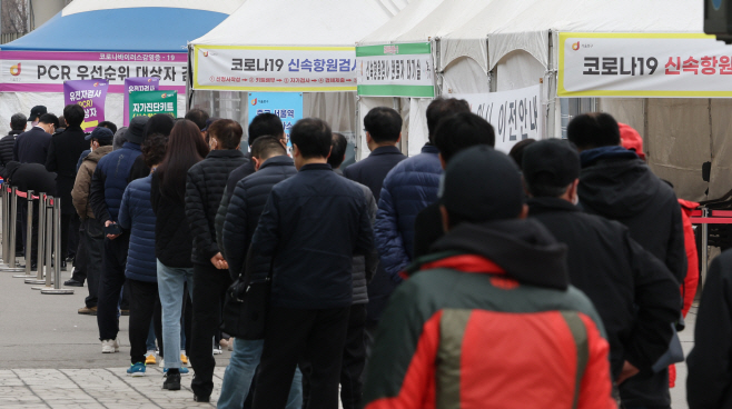 급증하는 확진자<YONHAP NO-2603>
