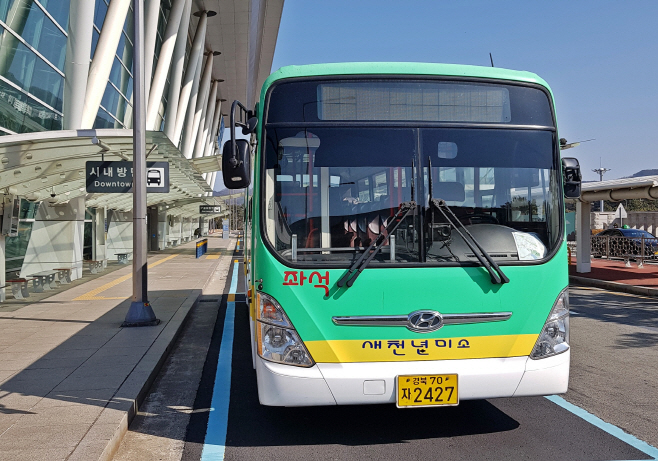 포항공항 여객청사 앞에 정차된 경주시 노선버스 /제공=경주시