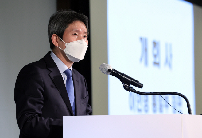 인도협력 민간단체 전체회의 개회사하는 이인영 장관