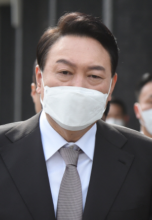 점심 식사위해 집무실 나서는 윤석열 당선인