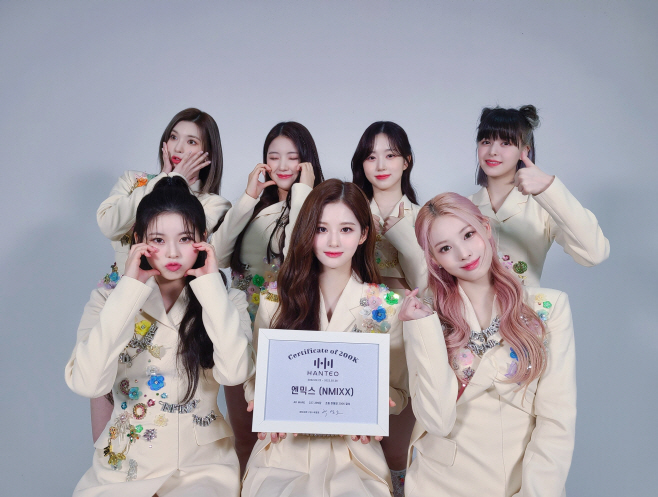 NMIXX(엔믹스)_한터차트 공식 초동 인증패 이미지 (2)