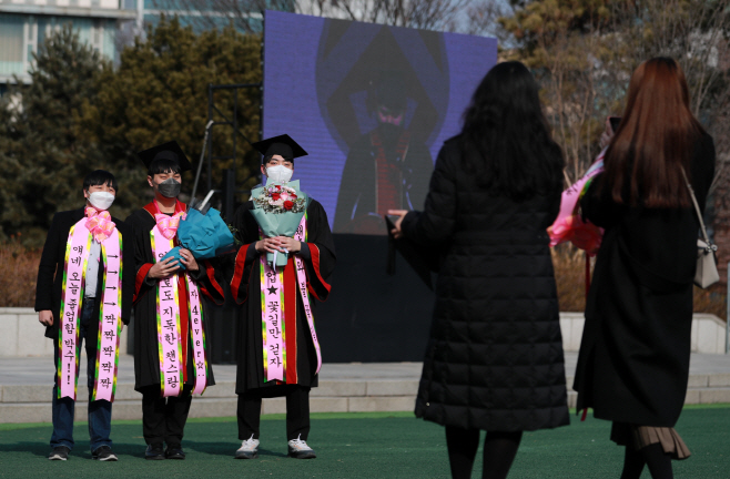 비대면 졸업식에도 빠질 수 없는 사진