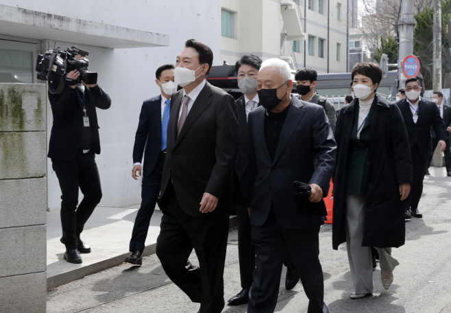 김한길 국민통합위원장 등과 식당으로 이동하는 윤석열 당선인