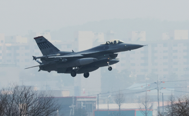 착륙하는 F-16