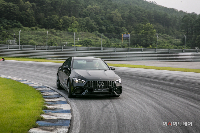 사진2-더 뉴 메르세데스-AMG CLA 45 S 4MATIC+ 쿠페 세단 (1)