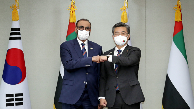 기념 촬영하는 한-UAE 국방장관