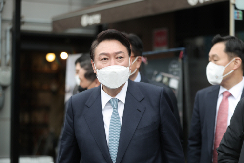 이준석 대표 등과 오찬 마치고 산책하는 윤석열 당선인