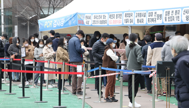 코로나19 신규확진 60만명대 폭증<YONHAP NO-2377>