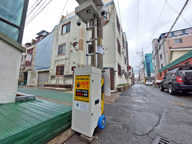 경주시 성건동의 한 주택가에 '이동식 스마트 경고판' 이 설치
