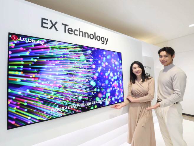 사진3_LG디스플레이 OLED.EX 모델컷
