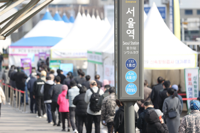 선별진료소 검사 대기<YONHAP NO-3957>