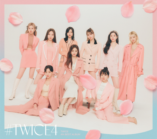 트와이스 일본 베스트 4집 '#TWICE4' 단체 이미지