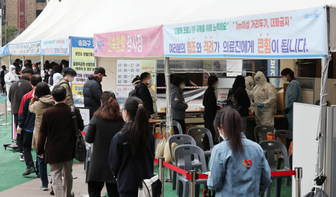 코로나19 누적 확진자 1천만명 돌파<YONHAP NO-3150>