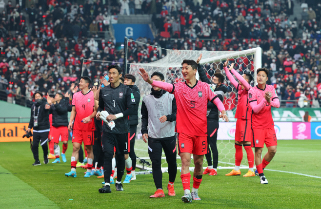 축구 팬들에게 인사하는 태극전사들<YONHAP NO-7858>