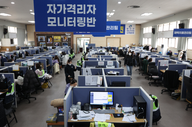 60세이상 신속검사 확진시 일반관리로<YONHAP NO-5599>