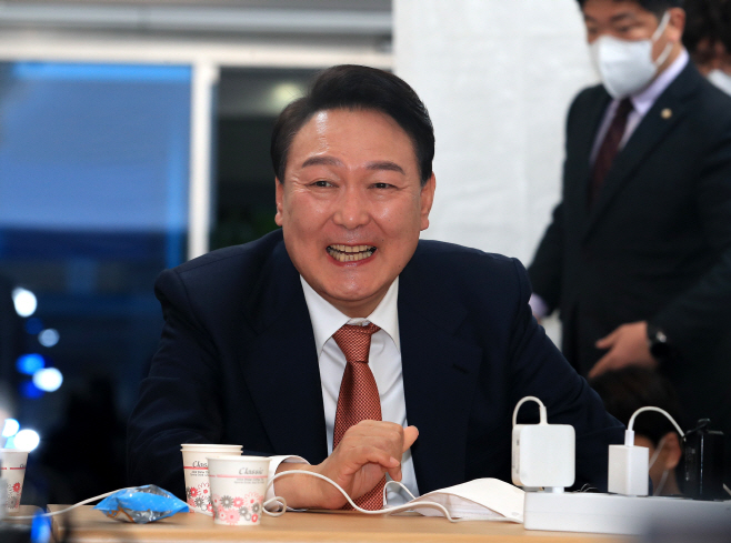 윤석열, 출근하며 천막 기자실 방문