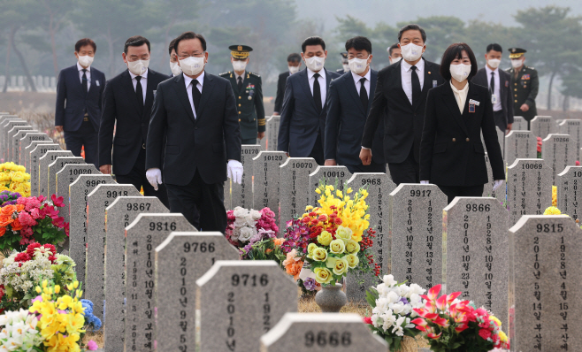 한주호 준위 묘 향하는 김부겸 총리