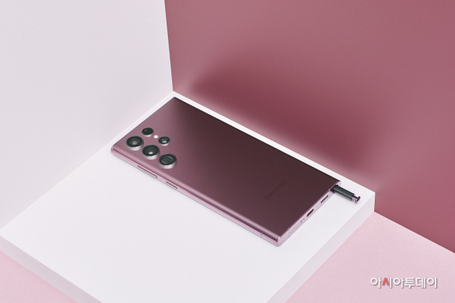 1-02 Galaxy S22 Ultra_Back2_Burgundy_design_HI