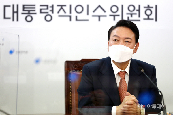 [포토] 김병준 지역균형발전특위 위원장 발언 듣는 윤석열 당선인