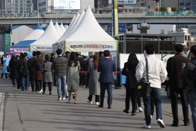 바쁜 선별진료소 의료진<YONHAP NO-3967>