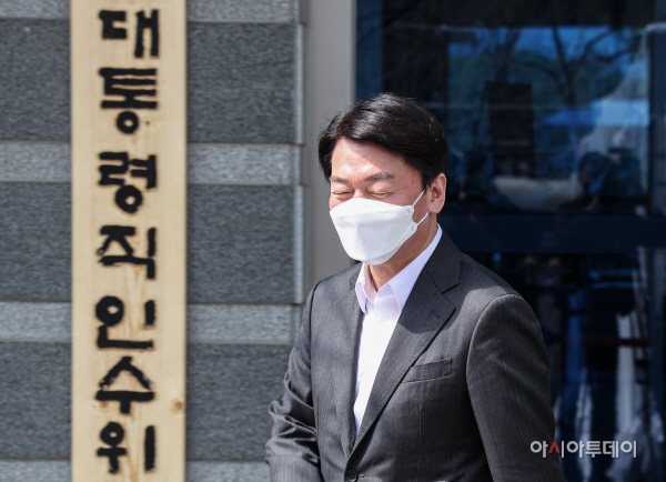 인수위 사무실 나서는 안철수 위원장