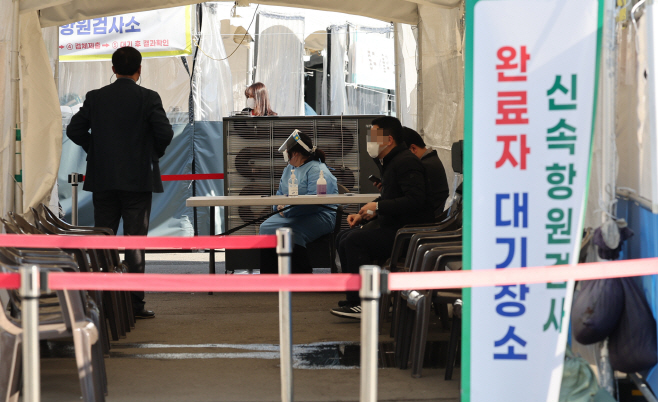 검사 결과 기다리는 시민들<YONHAP NO-5963>