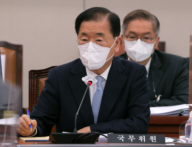 답변하는 정의용 외교부 장관