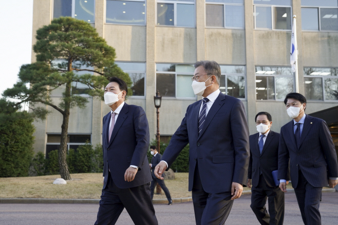 만찬 회동 나선 문재인 대통령과 윤석열 대통령 당선인