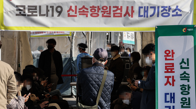 코로나19 신규 확진 다시 큰폭 증가<YONHAP NO-2601>