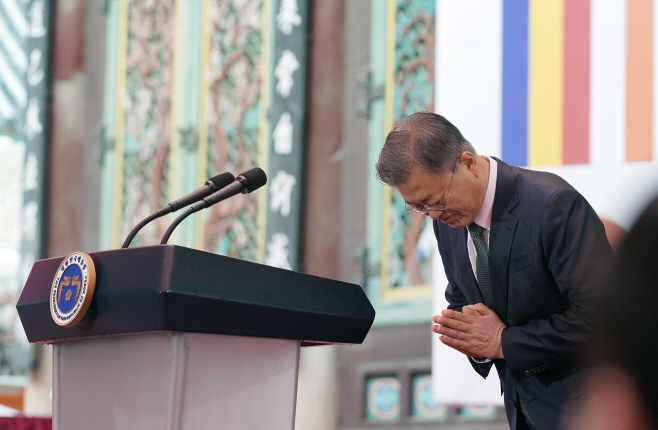 축사에 앞서 합장하는 문재인 대통령