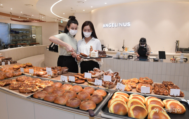 [롯데GRS_사진자료①]엔제리너스 롯데월드몰B1점_베이커리존