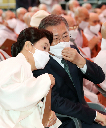 대화하는 문재인 대통령 내외