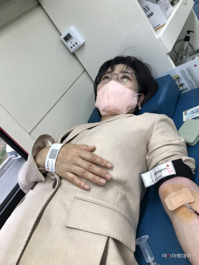 헌혈사진(김정희교육장)