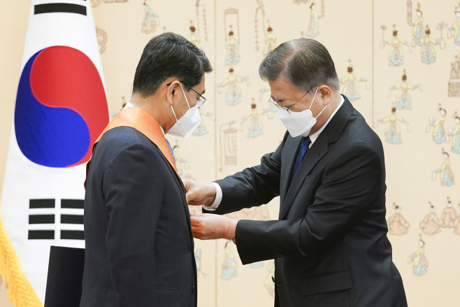 박상옥 전 대법관에게 훈장 수여하는 문대통령