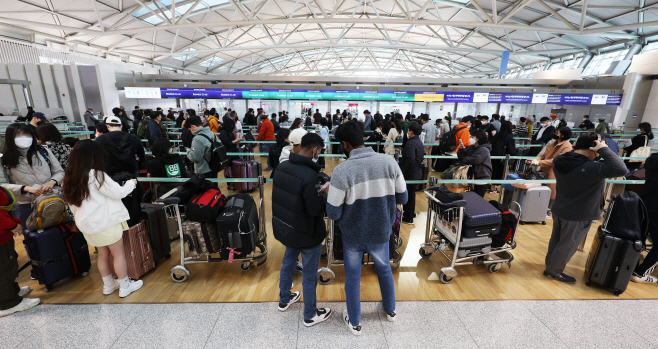 길게 늘어선 인천공항 출국 수속 대기 줄<YONHAP NO-2929>