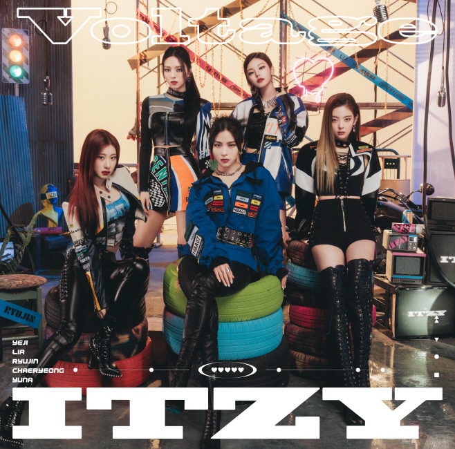 ITZY 일본 싱글 1집 'Voltage' 이미지