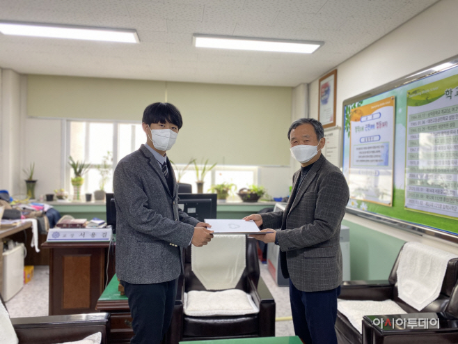 대명중 장학금전달 사진(2)