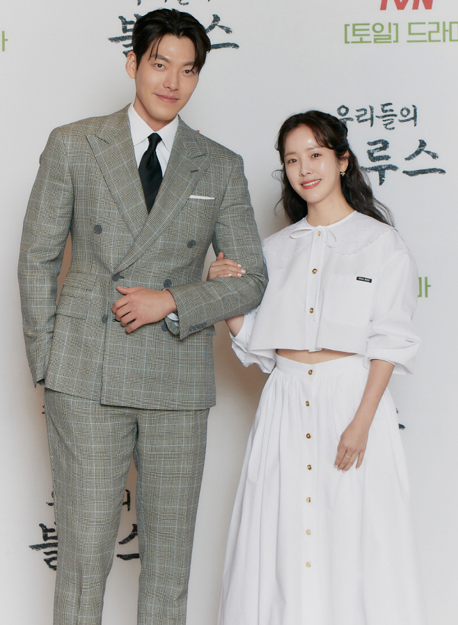 한지민 김우빈