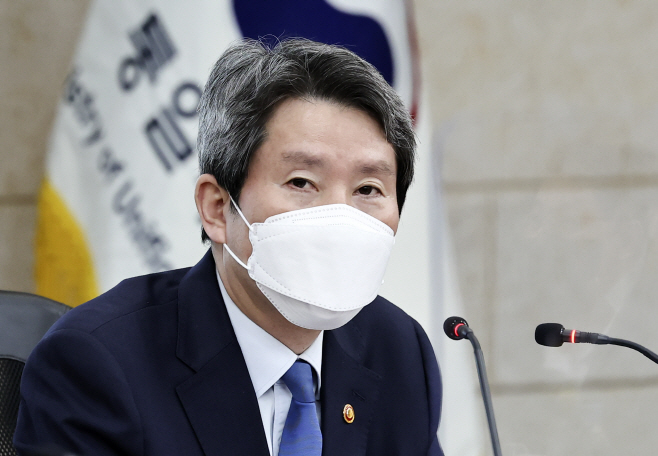 발언하는 이인영 장관