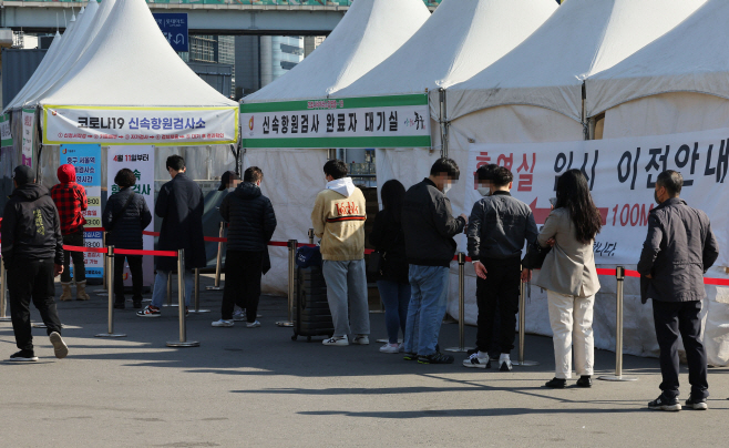선별진료소 검사 기다리는 시민들<YONHAP NO-6258>