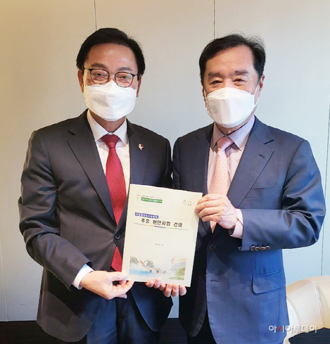한정우 창녕군수, 김병준 위원장에게 현안사업 건의(3)