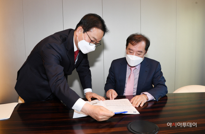 한정우 창녕군수, 김병준 위원장에게 현안사업 건의(1)