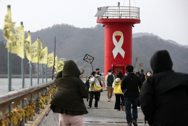 세월호 8주기 이어지는 추모객