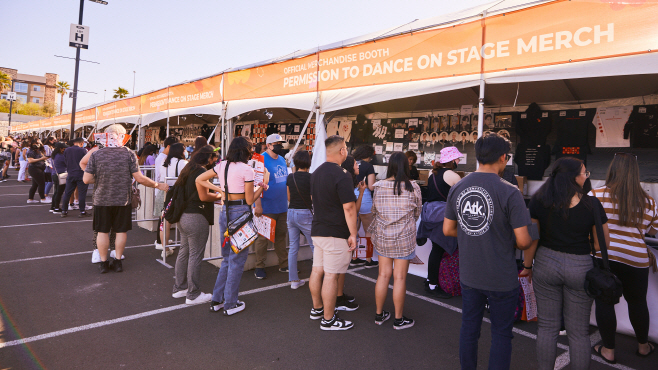 머치 부스(BTS Tour Official Merch. Booth_ Concert)_(1)