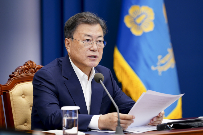 수석보좌관회의 주재하는 문재인 대통령