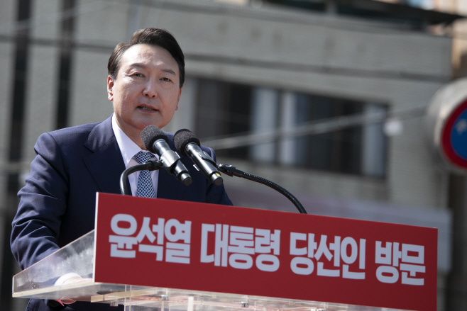 감사 인사 전하는  윤석열 대통령 당선인