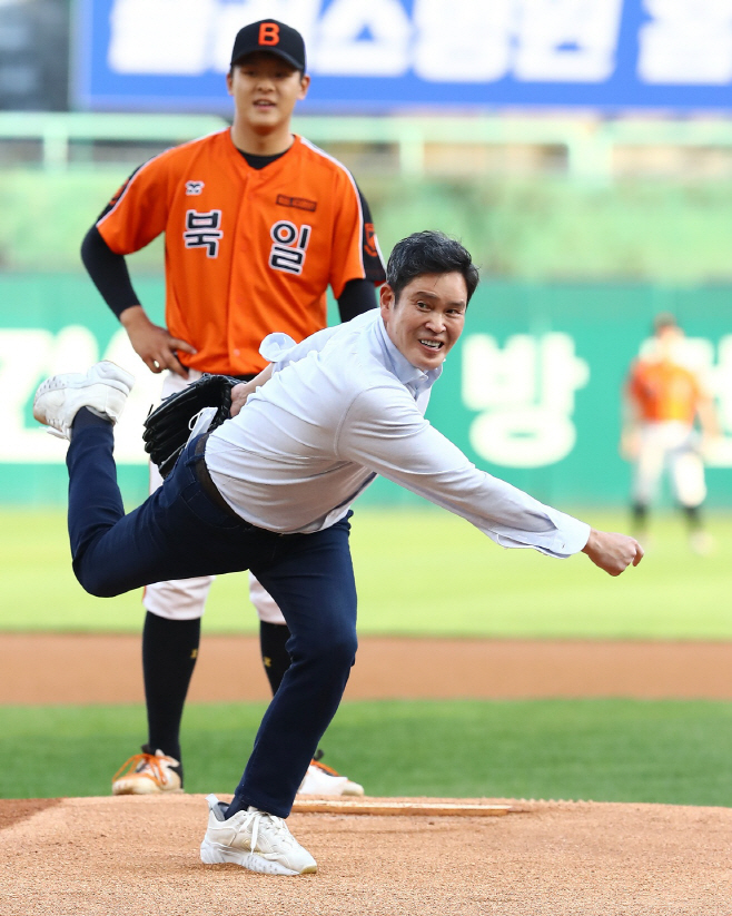 사진1_정용진 신세계그룹 부회장 시구