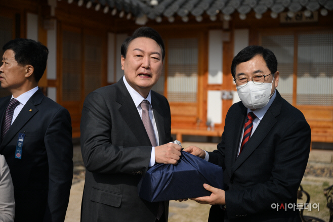 주낙영 경주시장(오른쪽)  윤석열 대통령 당선인께 경주방문 선